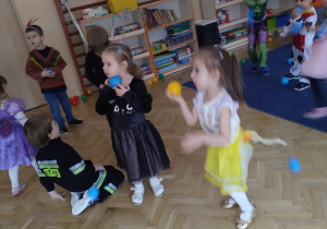 Dzieci trzymają piłeczki