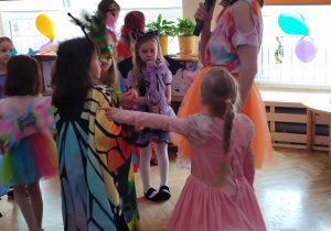 Pani mówi do mikrofonu