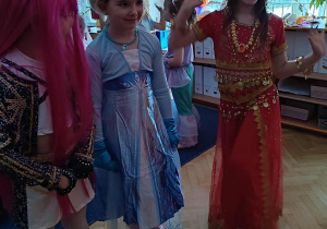 Dziewczynki w różnych przebraniach