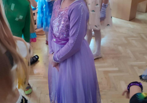 Dziewczynka przebrana za Roszpunkę