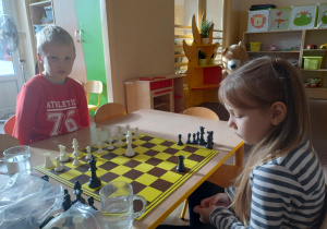 Dzieci siedzą przy stoliku