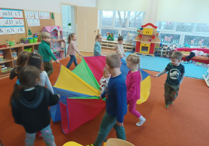 Dzieci trzymają chustę animacyją