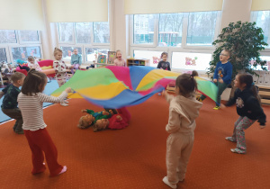 Dzieci unoszą hustę animacyjną