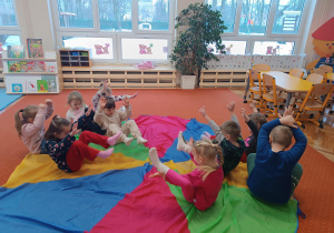 Dzieci ćwiczą na chuście