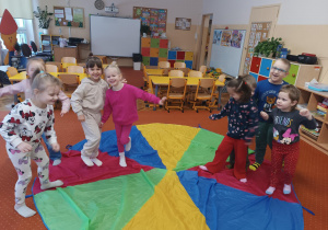 Dzieci bawią się z chustą animacyjną