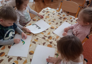 dzieci wyklejają litery z plasteliny