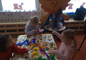 dzieci przyklejają bibułę