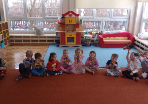 dzieci pokazują swoje prace