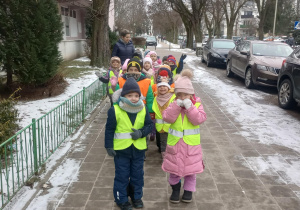 Dzieci idą do Orodu Botanicznego