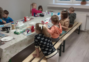 Dzieci malują zajączki