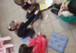 dzieci ukłądają słowa z liter