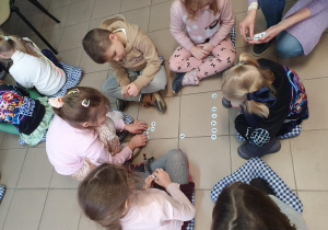 Dzieci patrzą na literki