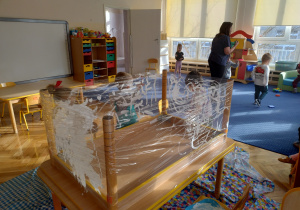 Dzieci malują na foli