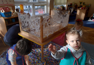 Chłopiec pokazuje pracę