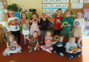 Dzieci prezentują swoje pączki