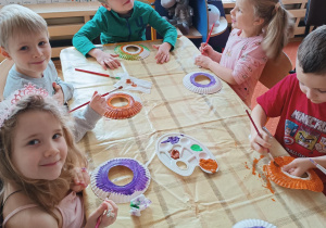 Dzieci dekorują swoje pączki