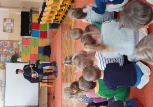 Pan gra na mandolinie