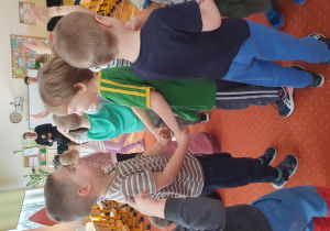 chłopce tańczą w parze