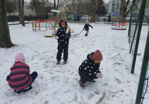 dziewczynki lepią kulki ze śniegu