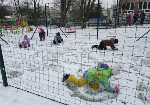 dzieci rysują na śniegu