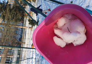 śnieg w wiaderku