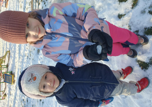 dziewczynka pokazuje kawałek lodu na dłoni