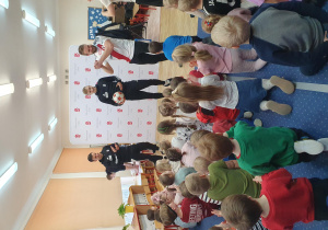 Sportowcy rozmawiają z dziećmi