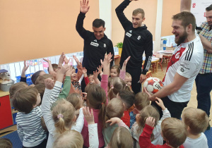 Dzieci unoszą ręce w geście jedności