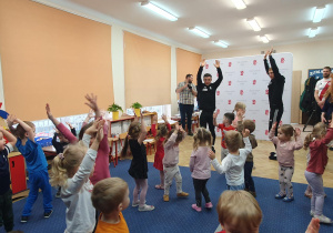 Młodsze dzieci ćwiczą ze sportowcami