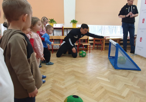 chłopiec strzela gola