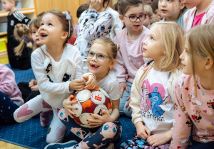 dziewczynka trzyma piłkę