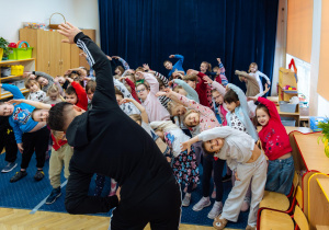 dzieci ćwiczą ze sportowcem