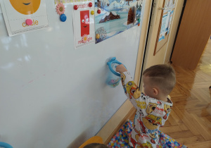 Chłopiec wyjmuje zabawkę z siatki