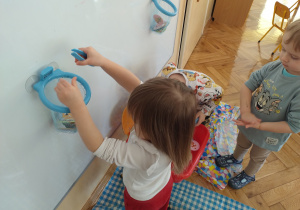 Dziewczynka wyjmuje elementy z siatki