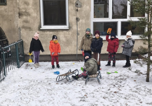 Dzieci budują igloo