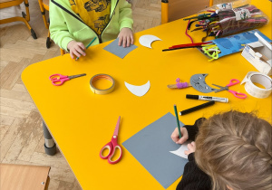 Dzieci obrysowują sylwety kotów