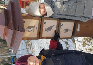 Chłopiec z dziewczynką prezentują wykonane zadanie