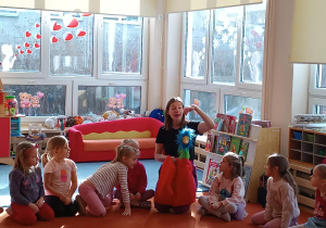 Dzieci słuchaja Pani