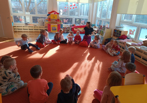 Dzieci siedzą w kole