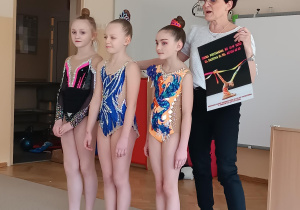 Dziewczynki stoją z panią