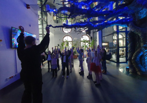 Dzieci unoszą ręce