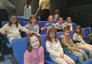 Dzieci siedzą w teatrze