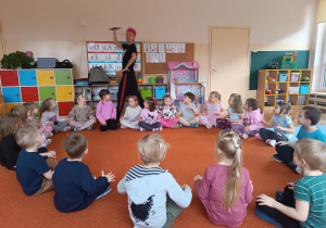 Dzieci uczestniczą w zabawie Pizza