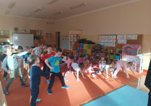 Dzieci tańczą układ taneczny