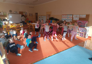 Dzieci odtwarzają horeografię