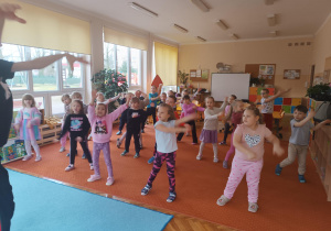 Dzieci tańczą a Panią indtruktor