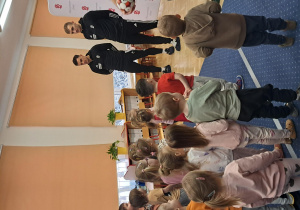 Dzieci słuchają Pana