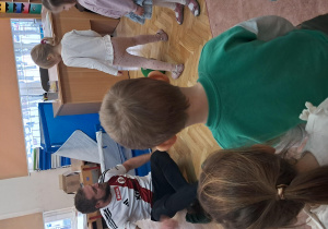 Dzieci kopią piłke do bramki