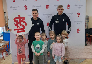 Dzieci pozują do zdjęcia