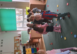 Dzieci wyszukją wskazanych figur